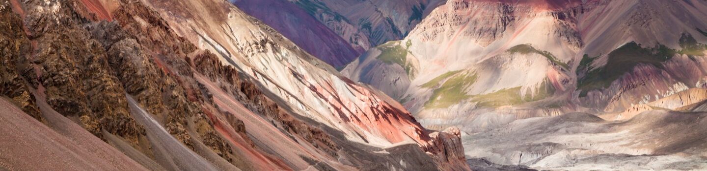 Schroffe, felsige Berge, die von einem Tal durchzogen werden