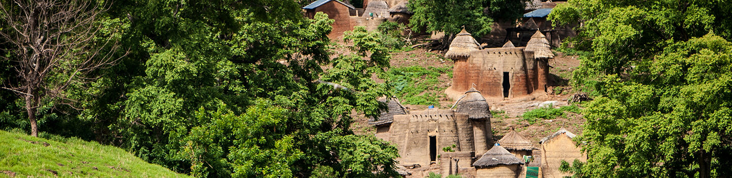 Panoramablick auf traditionelle Lehmbauten des Tammari-Volkes in Koutammakou, einer Kulturlandschaft im Norden Togos