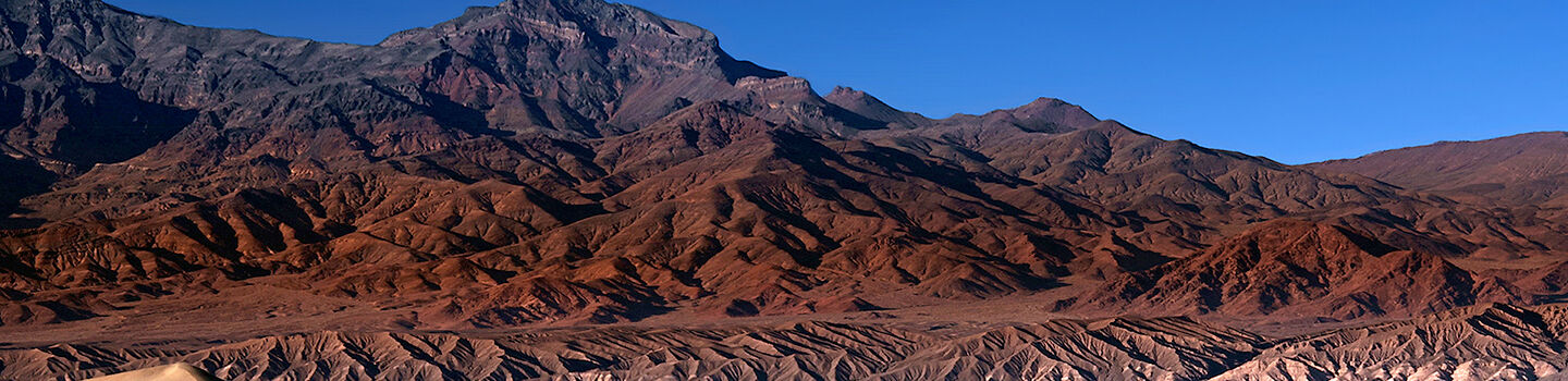 Panoramablick auf die roten Berge des Tibesti-Massivs im Norden des Tschad, einer abgelegenen Gebirgsregion in der Sahara
