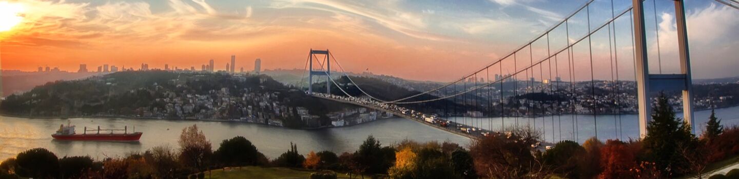 Blick auf die Fatih-Sultan-Mehmet-Brücke in Istanbul (Türkei) mit dem Bosporus und der Skyline im Hintergrund