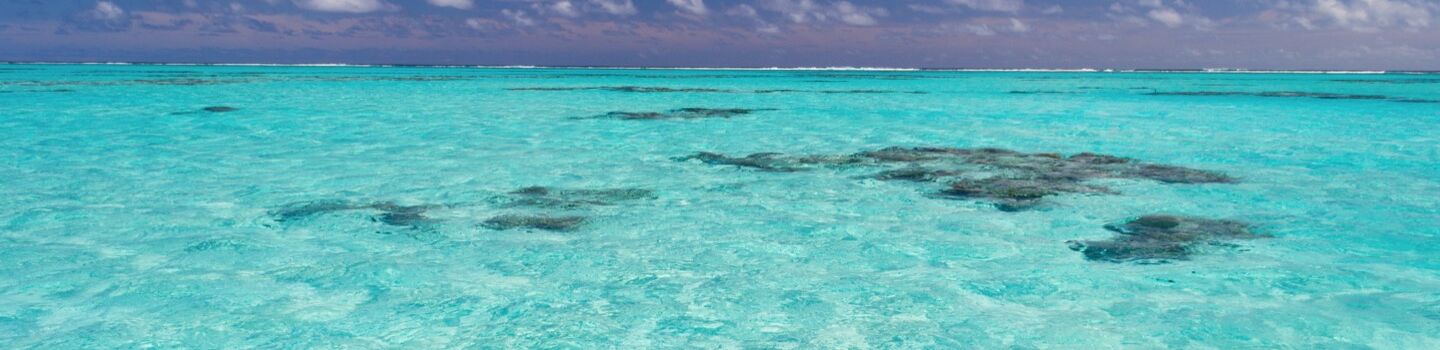 Blick auf das wunderschöne, türkisfarbene, glasklare Wasser von Tuvalu