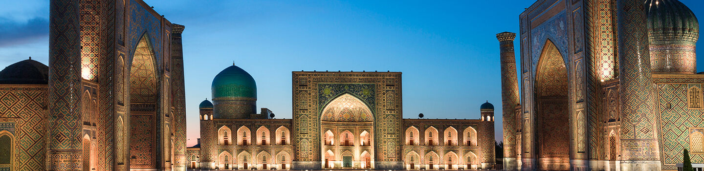 Historischer Registan-Platz in Samarkand, Usbekistan, mit prächtigen islamischen Medressen und türkisfarbenen Kuppeln unter blauem Himmel
