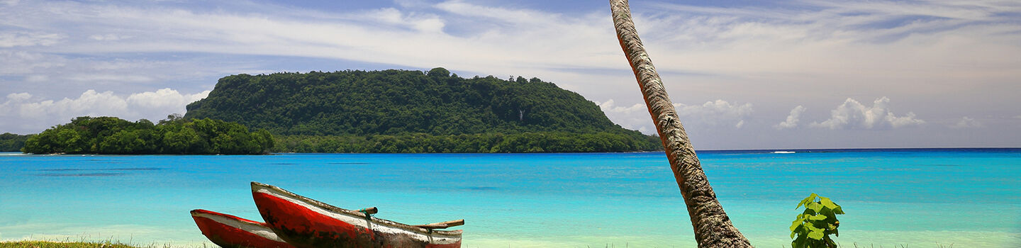 Panoramablick aus der Stadt Luganville auf der Insel Espiritu Santo, Vanuatu, mit Blick auf den türkisblauen Pazifik