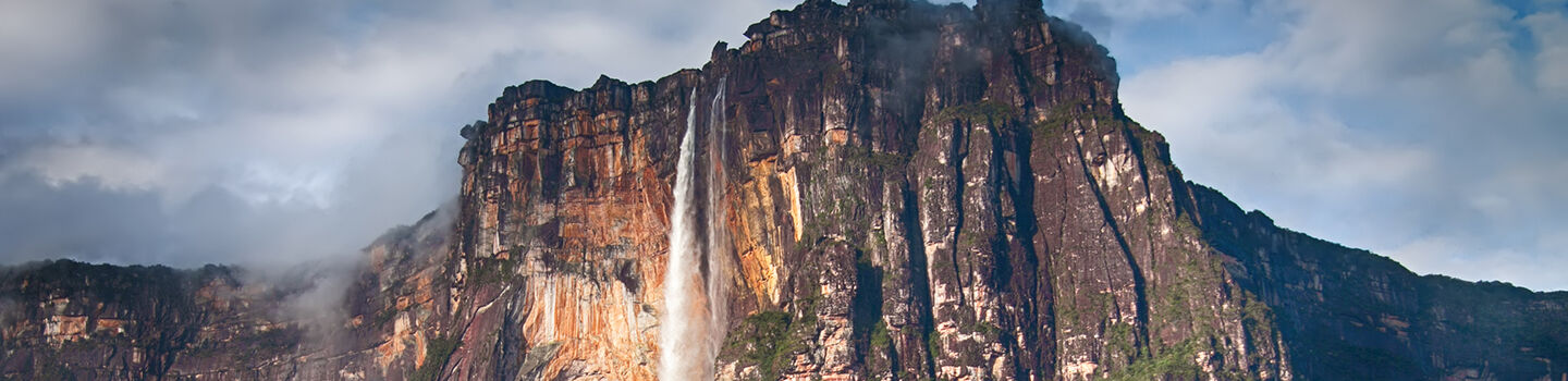 Unter einem dicht bewölkten Himmel stürzt das Wasser des Salto Ángel Wasserfalls dramatisch den hohen Berg hinab.