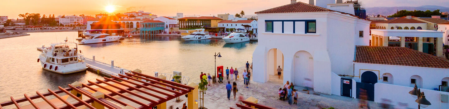 Die Marina in Limassol, Zypern während die Sonne untergeht und dem Hafen eine stimmungsvolle Atmosphäre verleiht.