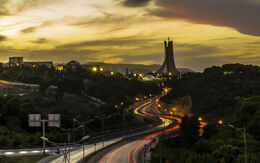 Stimmungsvolle Aufnahme von Algier im Abendlicht mit Blick auf das Märtyrerdenkmal und die Stadtvierteln