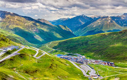 Panoramablick auf den Pas de la Case (Fürstentum Andorra) mit den Pyrenäen im Hintergrund