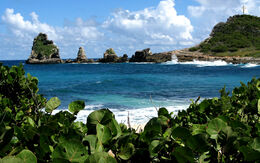 Blick auf die Pointe des Châteaux auf Grande-Terre (Guadeloupe), wo Atlantik und Karibisches Meer aufeinandertreffen