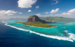 Blick auf die Küste von Mauritius mit weißem Sandstrand und türkisblauem Wasser im Indischen Ozean