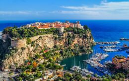 Luftaufnahme des Fürstenpalastes in Monaco mit Blick auf die Felsen und das Mittelmeer im Hintergrund