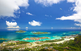 Blick auf die Seychellen mit mehreren Inseln, üppiger Vegetation und türkisblauem Wasser im Indischen Ozean