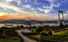 Blick auf die Fatih-Sultan-Mehmet-Brücke in Istanbul (Türkei) mit dem Bosporus und der Skyline im Hintergrund