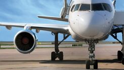 Ein großes silbernes Flugzeug auf einer Start-und Landebahn am Flughafen.