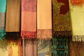 Pashmina Tücher Sechs hängende bunte Schäle.