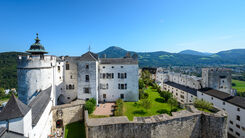 Blick auf den Innenhof und die alten Mauern der Festung Hohensalzburg.