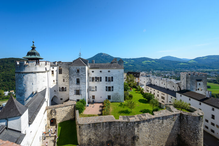 Blick auf den Innenhof und die alten Mauern der Festung Hohensalzburg.