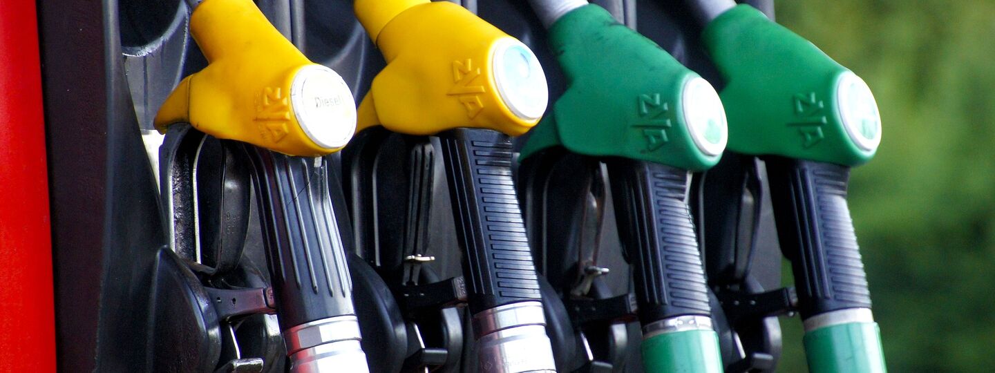 Zapfsäule einer Treibstoff-Tankstelle mit vier Zapfhähnen, zwei in gelb und zwei in grün.