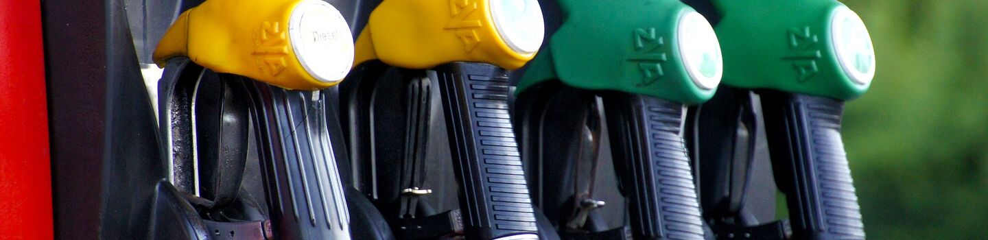 Zapfsäule einer Treibstoff-Tankstelle mit vier Zapfhähnen, zwei in gelb und zwei in grün.