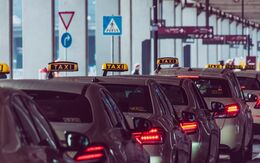 Eine Taxischlange am Flughafen von Lissabon