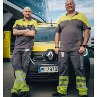 Matthias Krumpholz und Jordan Simeonovic Die beiden Pannenfahrer posieren vor einem Pannenfahrzeug