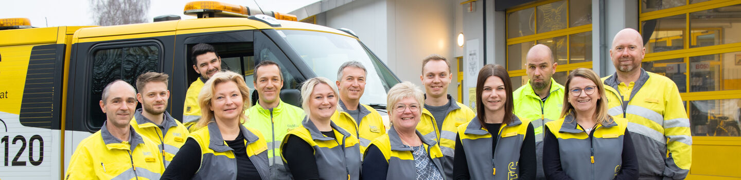 Die Kolleginnen und Kollegen vom Stützpunkt Mattighofen stehen vor dem Stützpunkt für ein Teamfoto.