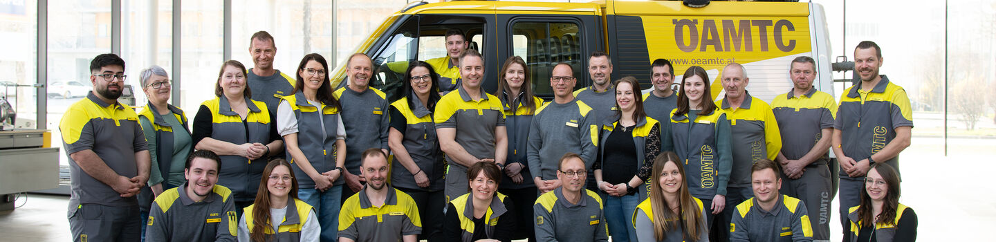 Die Kolleginnen und Kollegen vom Stützpunkt Urfahr stehen in der Prüfhalle für ein Teamfoto.