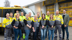 Teamfoto vom Stützpunkt Mattighofen vor dem Stützpunkt und einem Abschleppauto. 