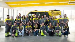 Die Kolleginnen und Kollegen vom Stützpunkt Urfahr stehen vor einem Pannenfahrzeug für ein Teamfoto.