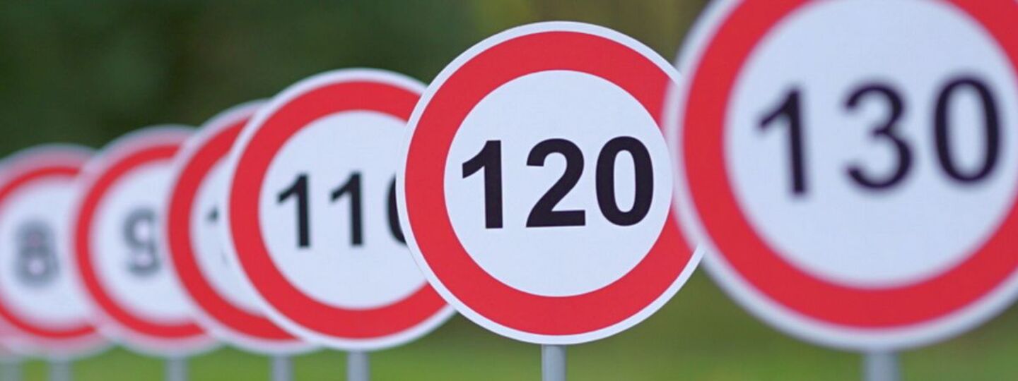 Aufgereihte Verkehrsschilder mit 130, 120 und 110 zulässige Höchstgeschwindigkeit, im Hintergrund verschwimmen die weiteren Schilder und sind unscharf.