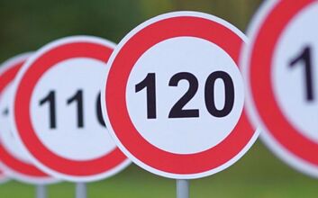 Aufgereihte Verkehrsschilder mit 130, 120 und 110 zulässige Höchstgeschwindigkeit, im Hintergrund verschwimmen die weiteren Schilder und sind unscharf.