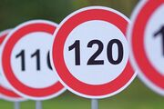 Aufgereihte Verkehrsschilder mit 130, 120 und 110 zulässige Höchstgeschwindigkeit, im Hintergrund verschwimmen die weiteren Schilder und sind unscharf.