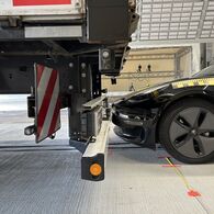 Bild eines Crashtest-Autos, bevor es unter das Heck eines Lkw geraten wird
