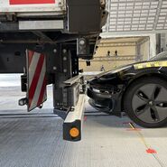 Bild eines Crashtest-Autos, bevor es unter das Heck eines Lkw geraten wird