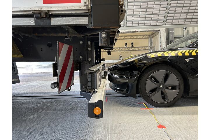 Bild eines Crashtest-Autos, bevor es unter das Heck eines Lkw geraten wird