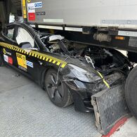 Bild eines Crashtest-Autos, das unter das Heck eines Lkw geraten ist