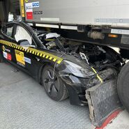 Bild eines Crashtest-Autos, das unter das Heck eines Lkw geraten ist