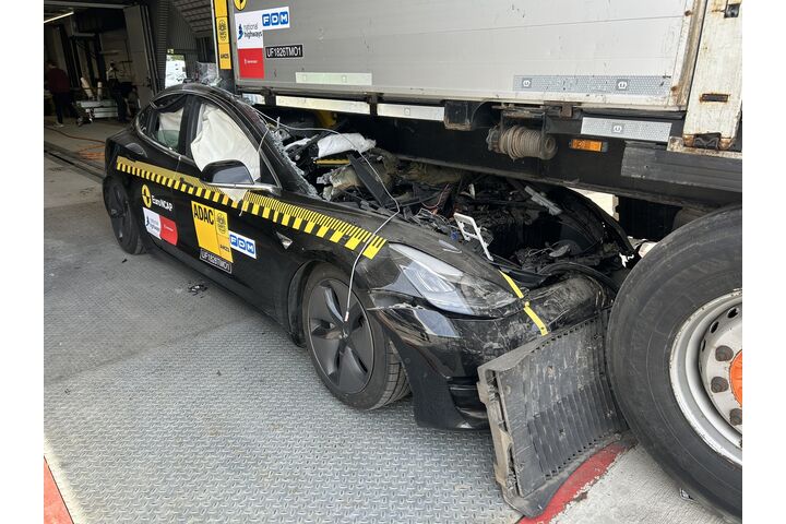Bild eines Crashtest-Autos, das unter das Heck eines Lkw geraten ist