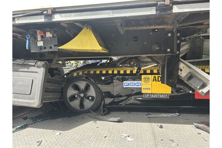 Bild eines Crashtest-Autos, das unter das Heck eines Lkw geraten ist