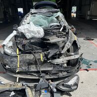 Bild eines zerstörten Crashtest-Autos, das unter das Heck eines Lkw geraten ist