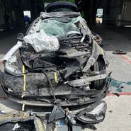 Bild eines zerstörten Crashtest-Autos, das unter das Heck eines Lkw geraten ist