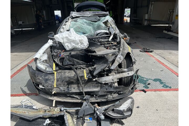 Bild eines zerstörten Crashtest-Autos, das unter das Heck eines Lkw geraten ist