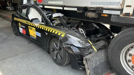 Ein PKW wird unter einem LKW eingeklemmt