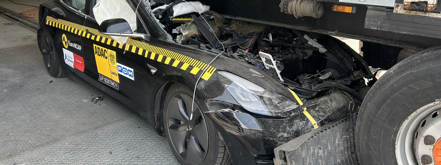 Ein PKW wird unter einem LKW eingeklemmt