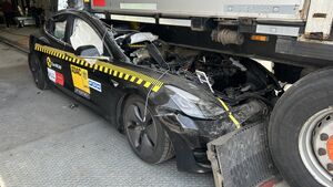 Ein PKW wird unter einem LKW eingeklemmt