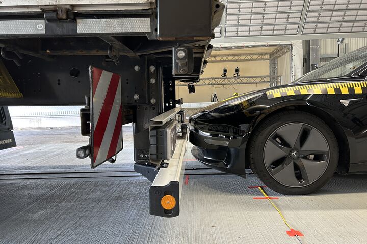 Pkw kollidiert mit Lkw-Heck