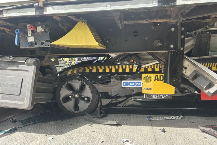 Pkw ist unter Lkw eingeklemmt