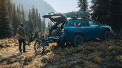 Auto mit Thule Fahrradträger bei Berglandschaft