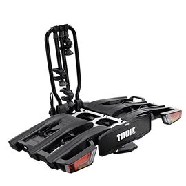 Schwarzer Fahrradträger mit weißer Aufschrift Thule und roten Rücklichter.