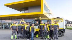 Das Team des ÖAMTC Stützpunkt Schärding steht draußen vor dem Stützpunkt in ihren Uniformen. Hinter ihnen steht ein ÖAMTC Auto.