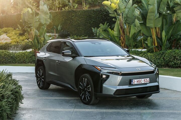 Das Bild zeigt ein stehendes Fahrzeug.